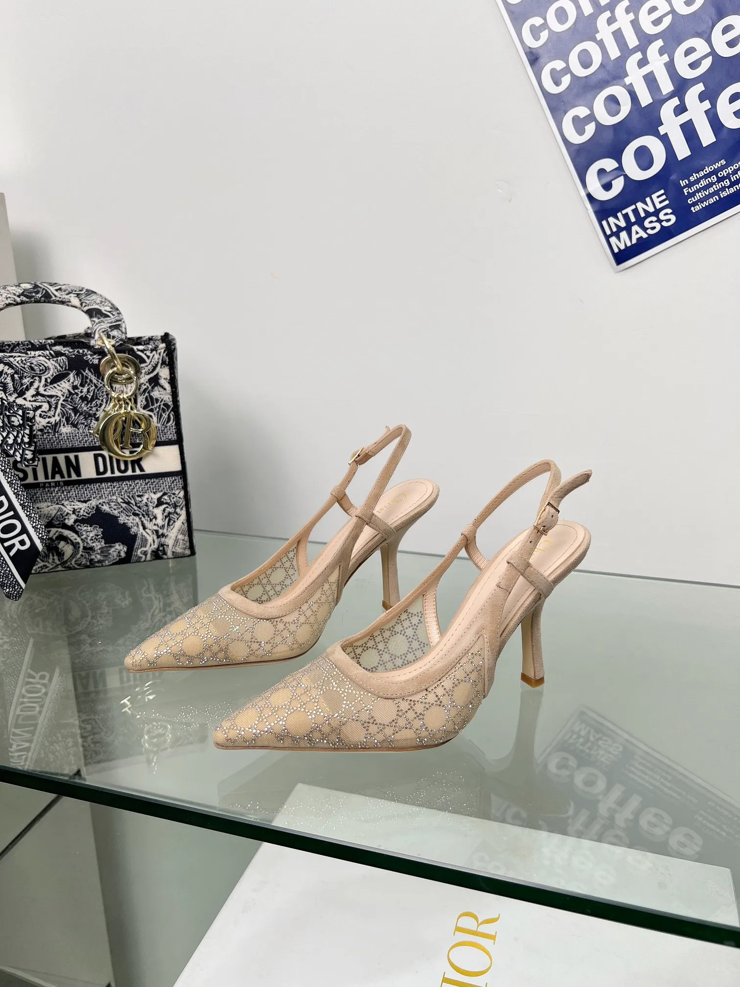 👟👟Ex-factory price 560👟👟Dior 2025 spring and summer catwalk new style bling...bling...crystal shoes Capture one-line high-heeled Mule women's shoes Star same rhinestone square toe cannage pattern cat heel slippers The top high-end version on the market Exclusive sale Material: original custom mesh inlaid with hot Australian rhinestones + water-dyed sheepskin feet + original molded hardware buckles + Italian leather outsole Heel height: 6.5CM/9.5CM size: 33-44 (33.34.40.41.42.43.44 is custom-made and cannot be returned or exchanged)